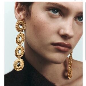 Zara SCULPTED CIRCULAR EARRINGS | Celebrity Favorite